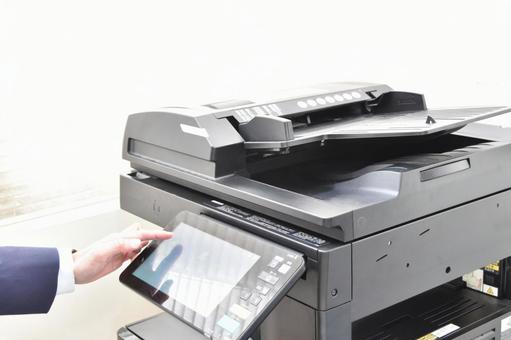 2025年10月21日 更新 会社で導入するならどっち?プリンタと複合機の違いと選定ポイント